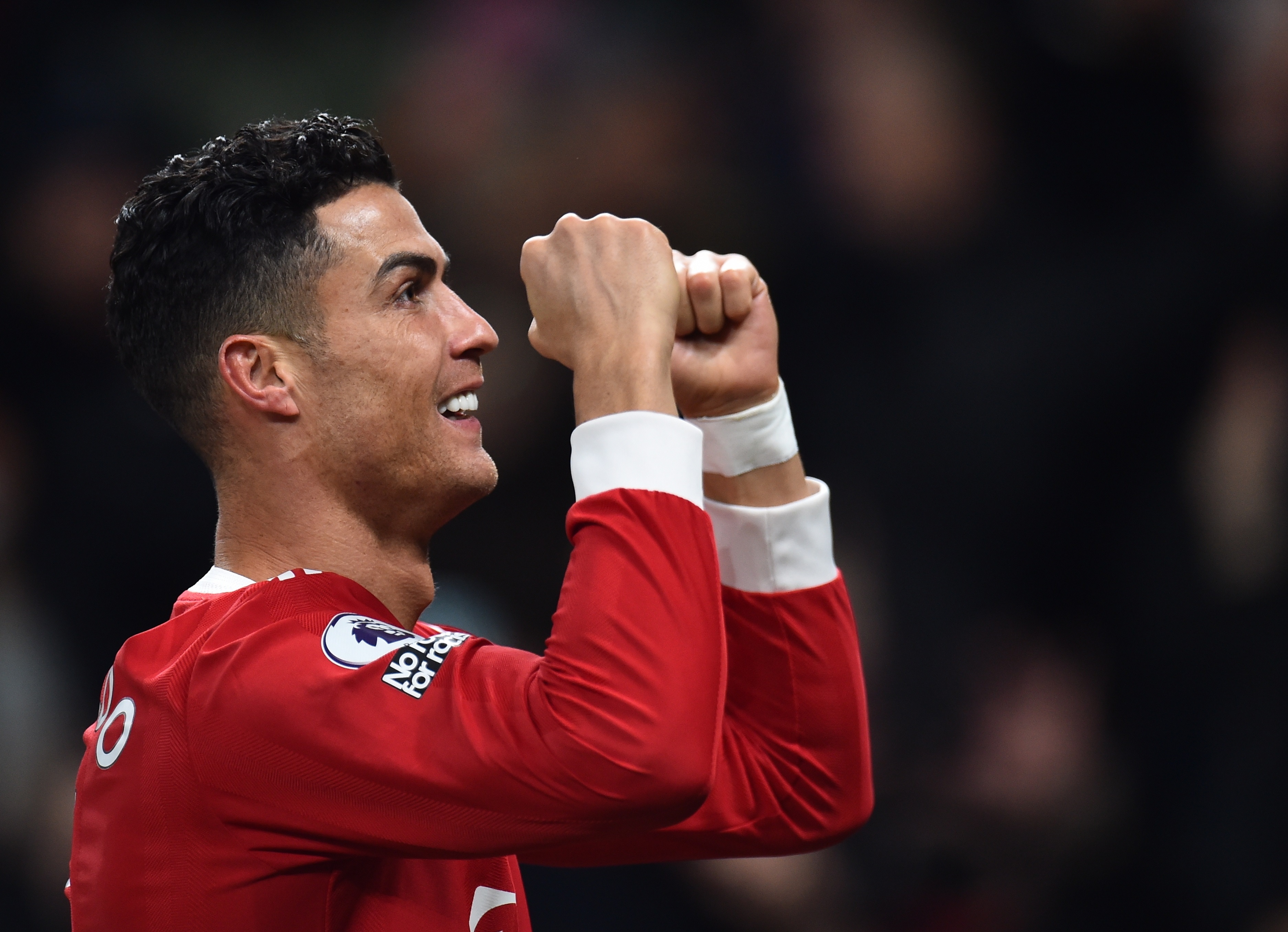 Cristiano Ronaldo celebra uno de los dos goles que le marcó al Arsenal FC el 2 de diciembre de 2021. Foto Prensa Libre: EFE