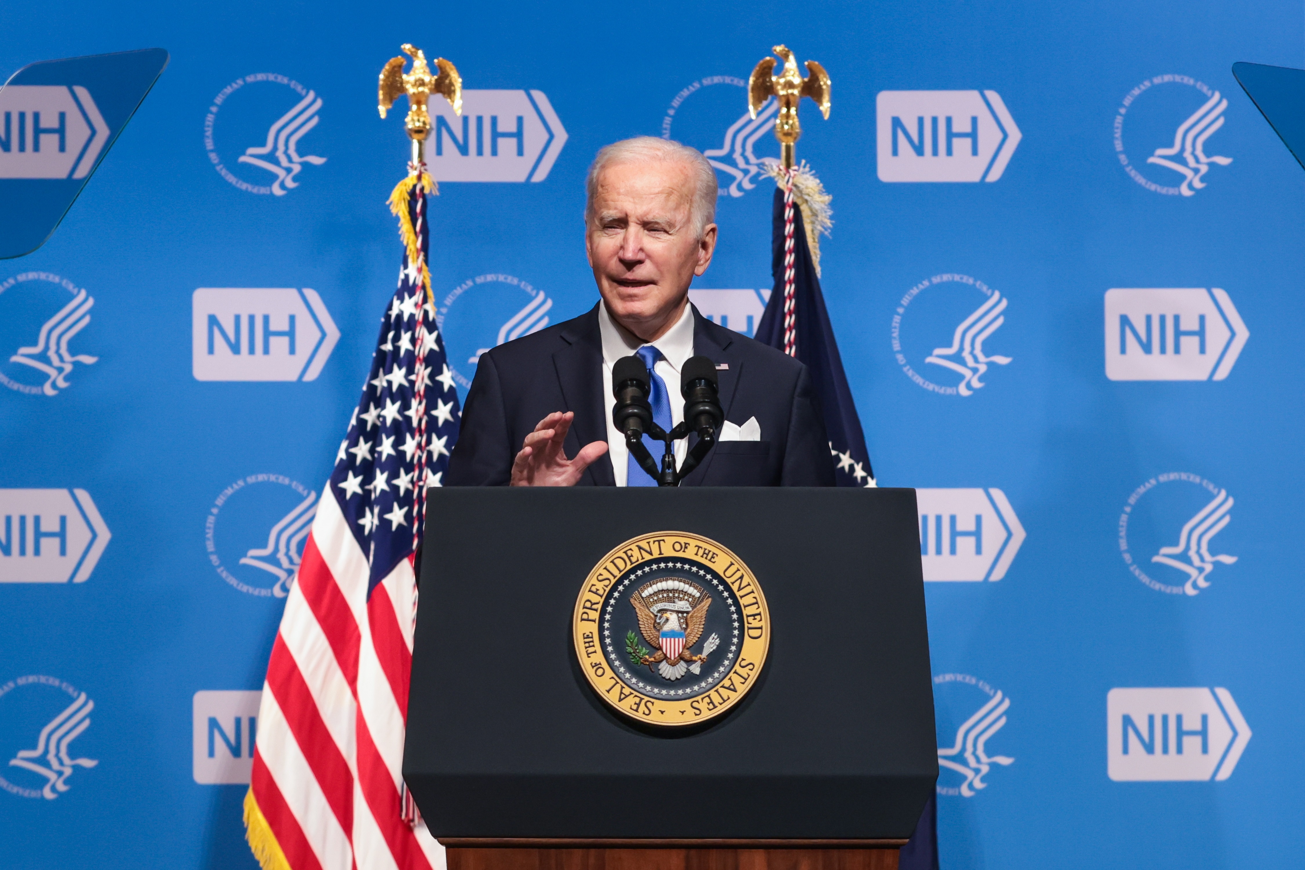 Presidente Biden promete acelerar donación de vacunas ante el avance de la variante ómicron