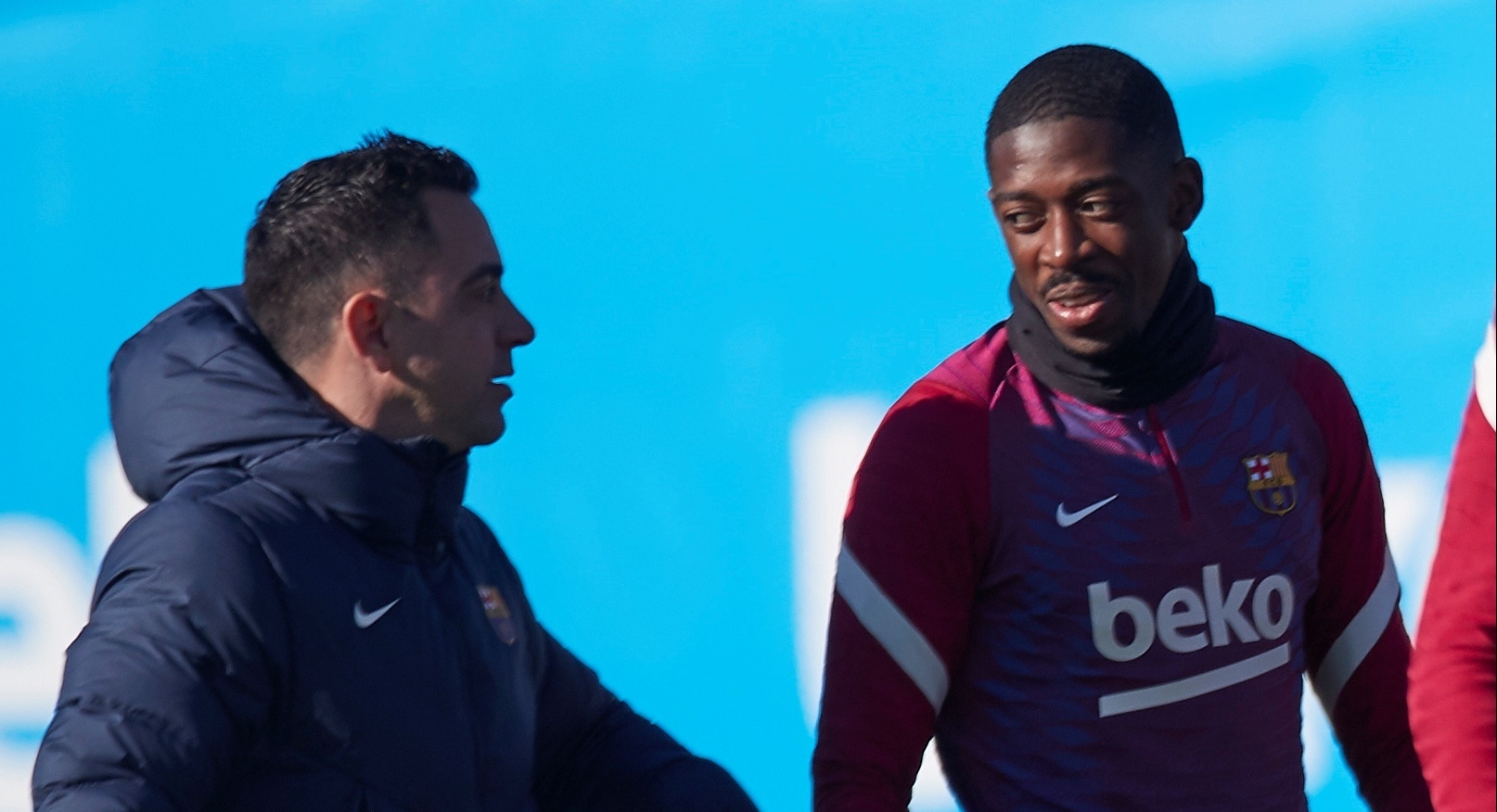 El entrenador del FC Barcelona, Xavi Hernández, junto al delantero francés Ousmane Dembélé (d), durante el entrenamiento previo al duelo ante el Betis. (Foto Prensa Libre: EFE)