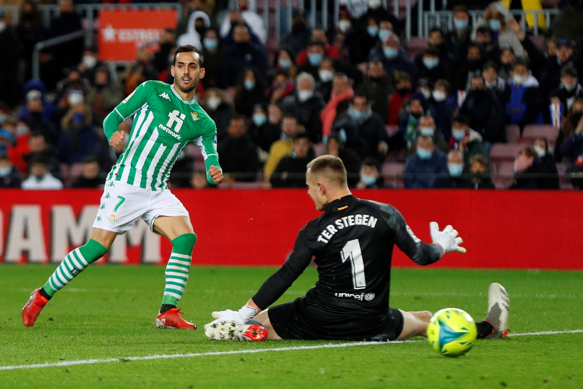El centrocampista del Betis Juanmi (i) marca gol ante el FC Barcelona durante el partido en el estadio Camp Nou de Barcelona. (Foto Prensa Libre: EFE)