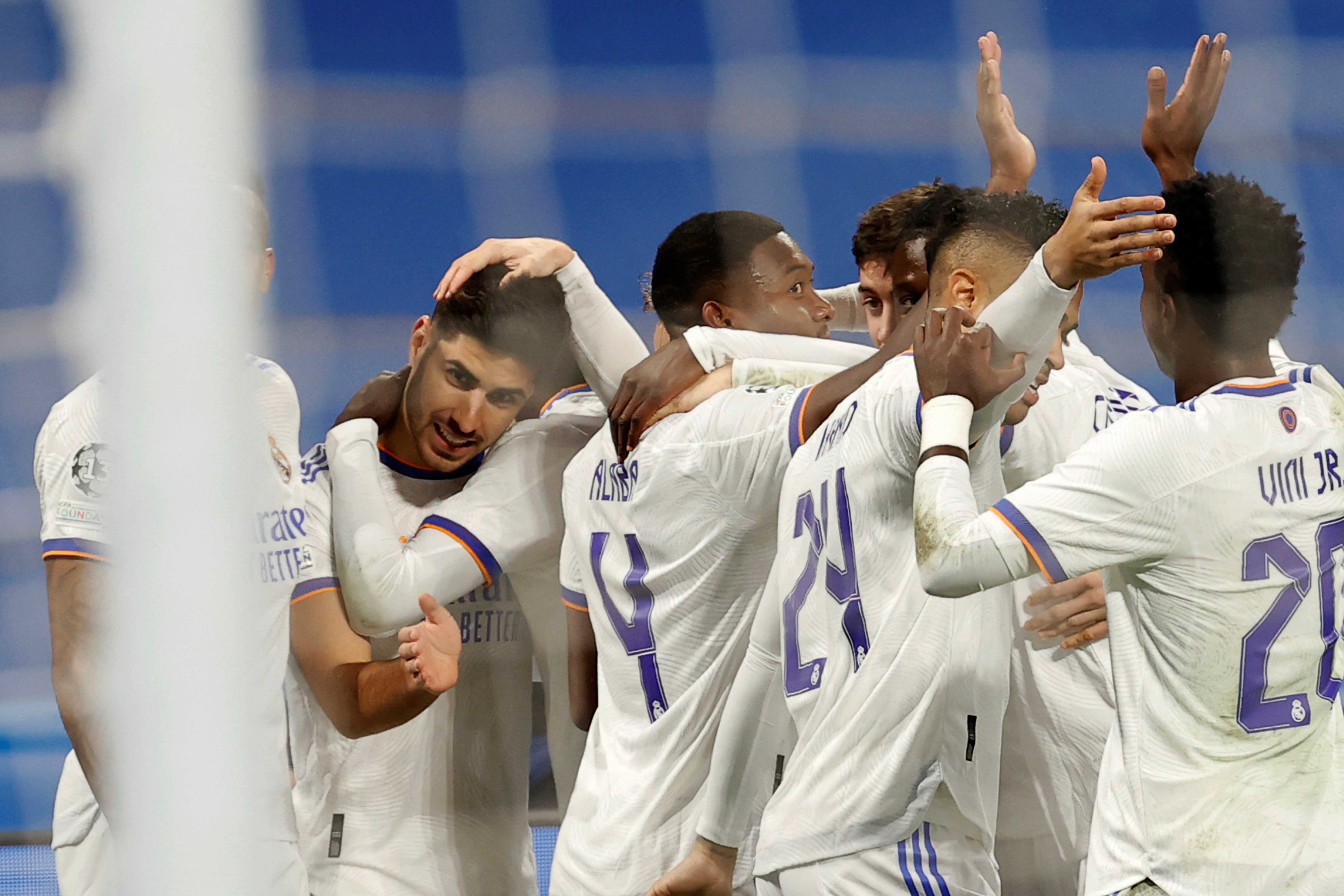 El delantero del Real Madrid Marco Asensio (i) celebra con sus compañeros tras marcar el segundo gol ante el Inter. (Foto Prensa Libre: EFE)