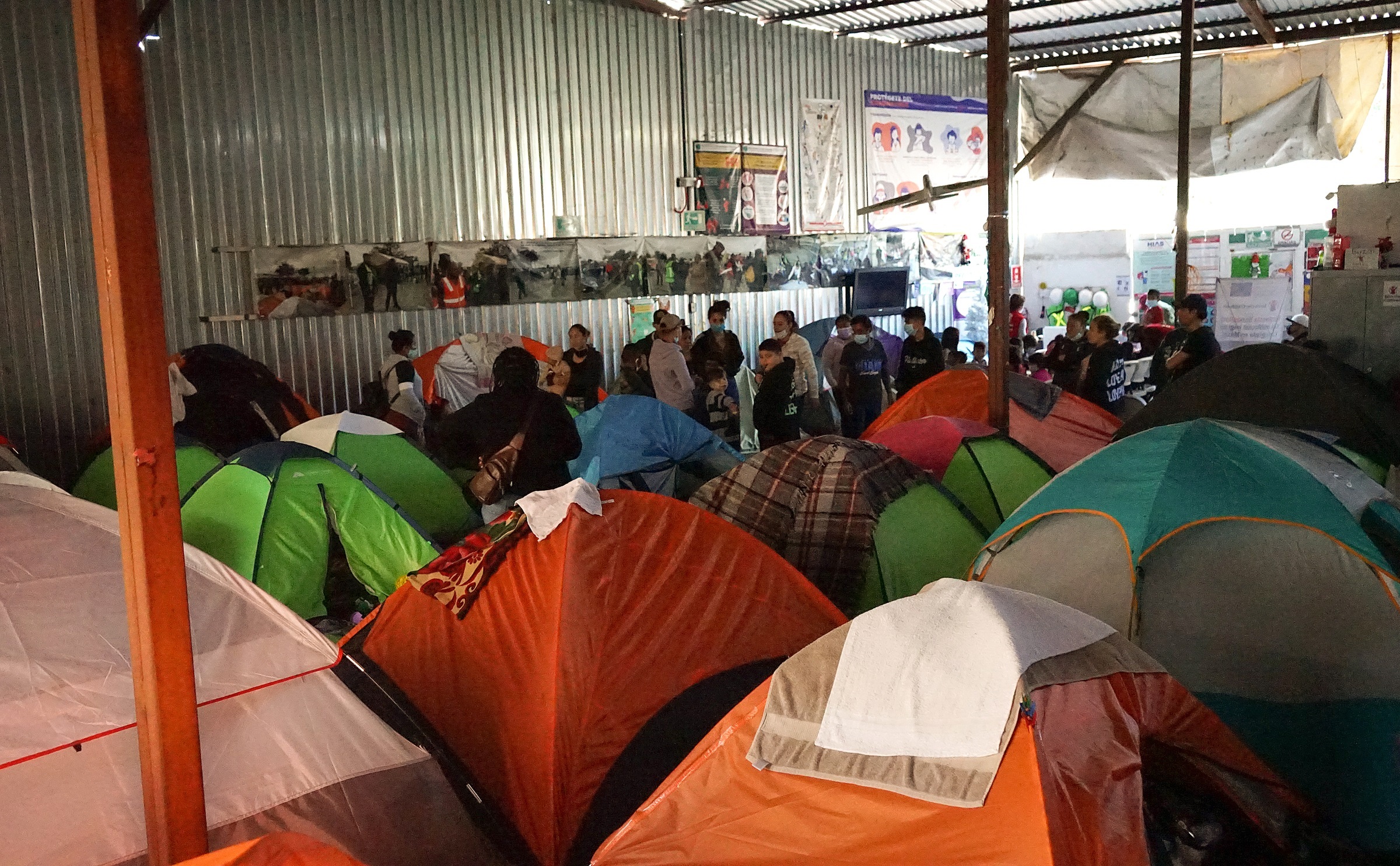 Fotografía de migrantes en el albergue Movimiento Juventud 2000 el 6 de diciembre de 2021, en la ciudad de Tijuana, estado de Baja California, México. (Foto Prensa Libre: EFE/Joebeth Terriquez)