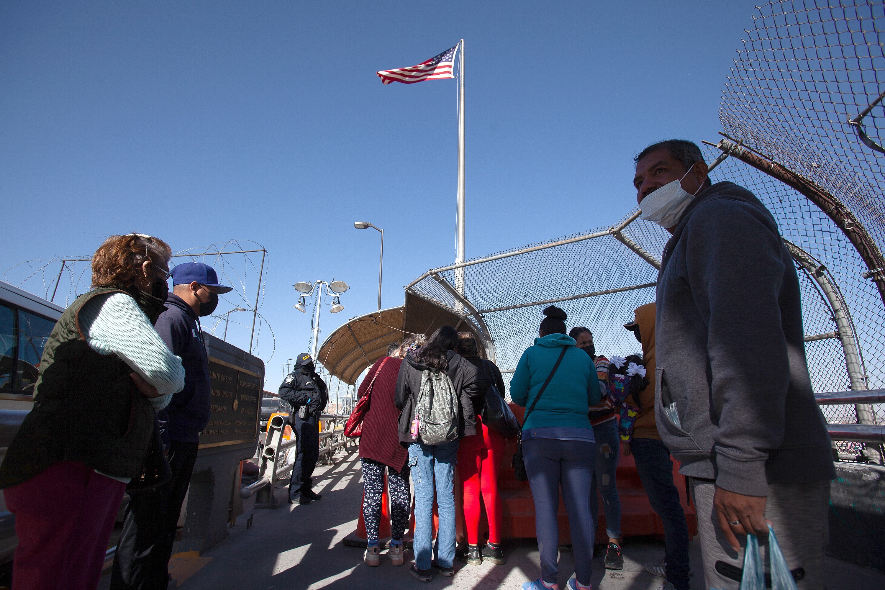 Migrantes en la frontera de San Isidro, San Diego, a la espera de que les permitan el ingreso a EE. UU. (Foto Prensa Libre: EFE)