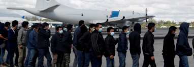 Retornados en la Fuerza Aérea. Los guatemaltecos que regresan deportados de EE. UU. se enfrentan a una realidad en la que no reciben ningún apoyo gubernamental ni municipal. (Foto Prensa Libre: EFE)