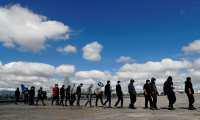 Deportados desde EE. UU. ingresan a la Fuerza Aérea Guatemalteca. Las expulsiones desde EE. UU. han aumentado vertiginosamente en los primeros tres meses del año. (Foto Prensa Libre: EFE)