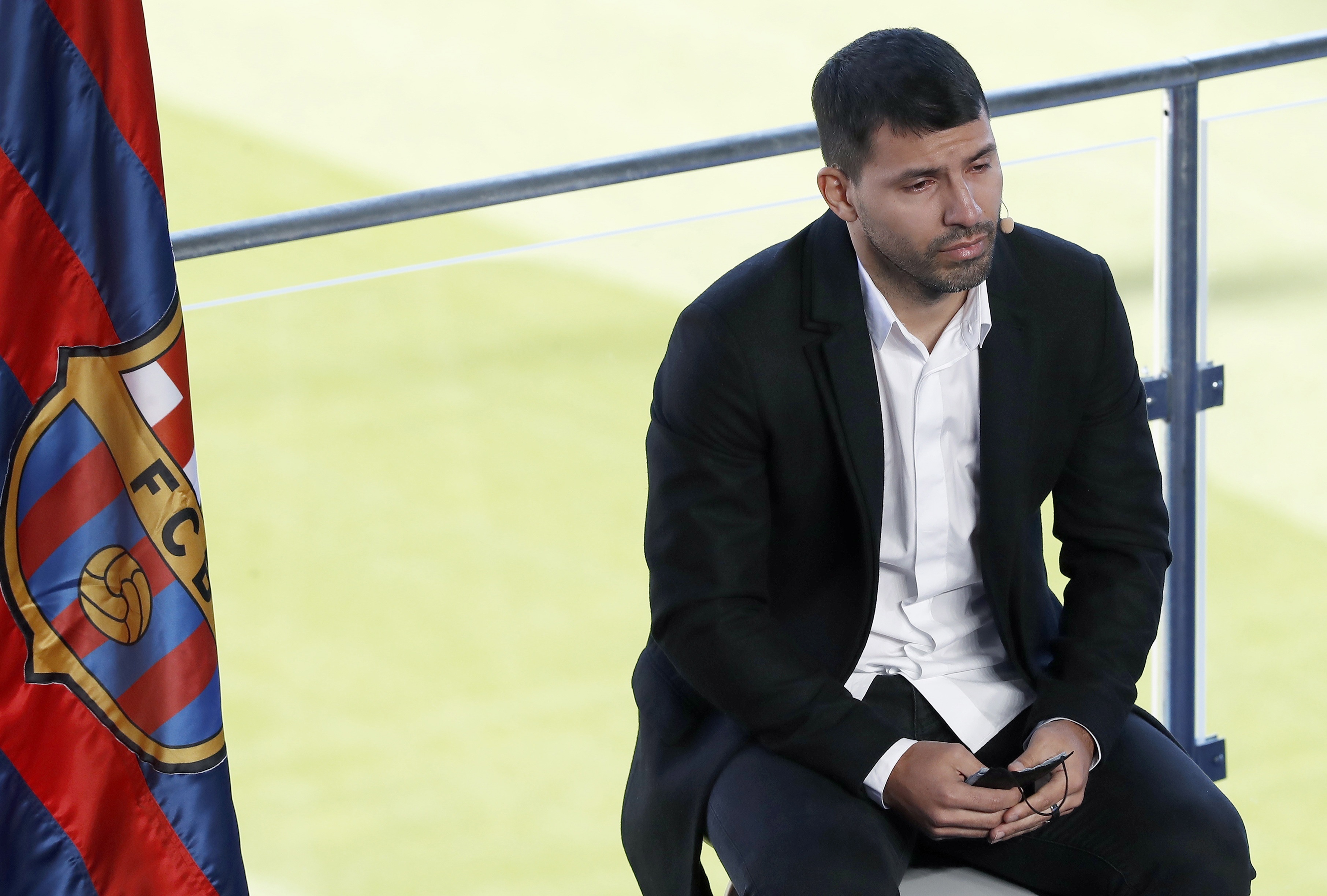 El delantero argentino Sergio 'Kun' Agüero durante la rueda de prensa en la que ha anunciado este miércoles 15 de diciembre, a los 33 años, su retirada del fútbol profesional debido a la arritmia cardíaca que sufrió el pasado 30 de octubre. Foto Prensa Libre: EFE.