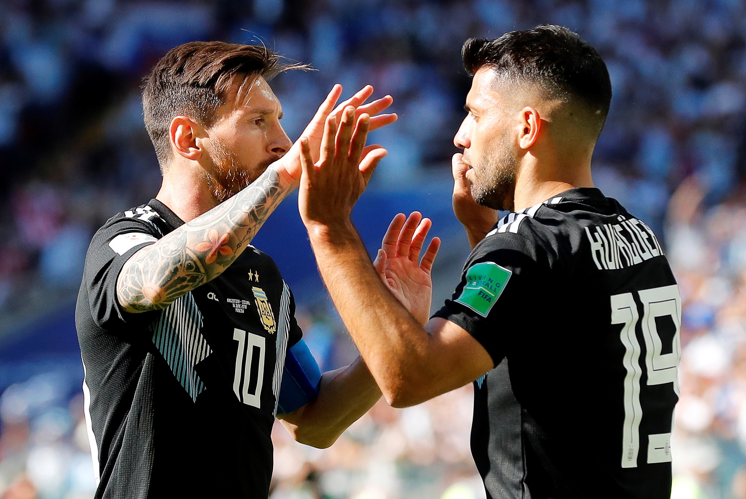 Sergio Aguero (D) celebra una anotación junto con Lionel Messi durante el Mundial de Rusia 2018. El Kun anunció hoy su retirada del futbol profesional por una arritmia cardiaca. Foto Prensa Libre: EFE.