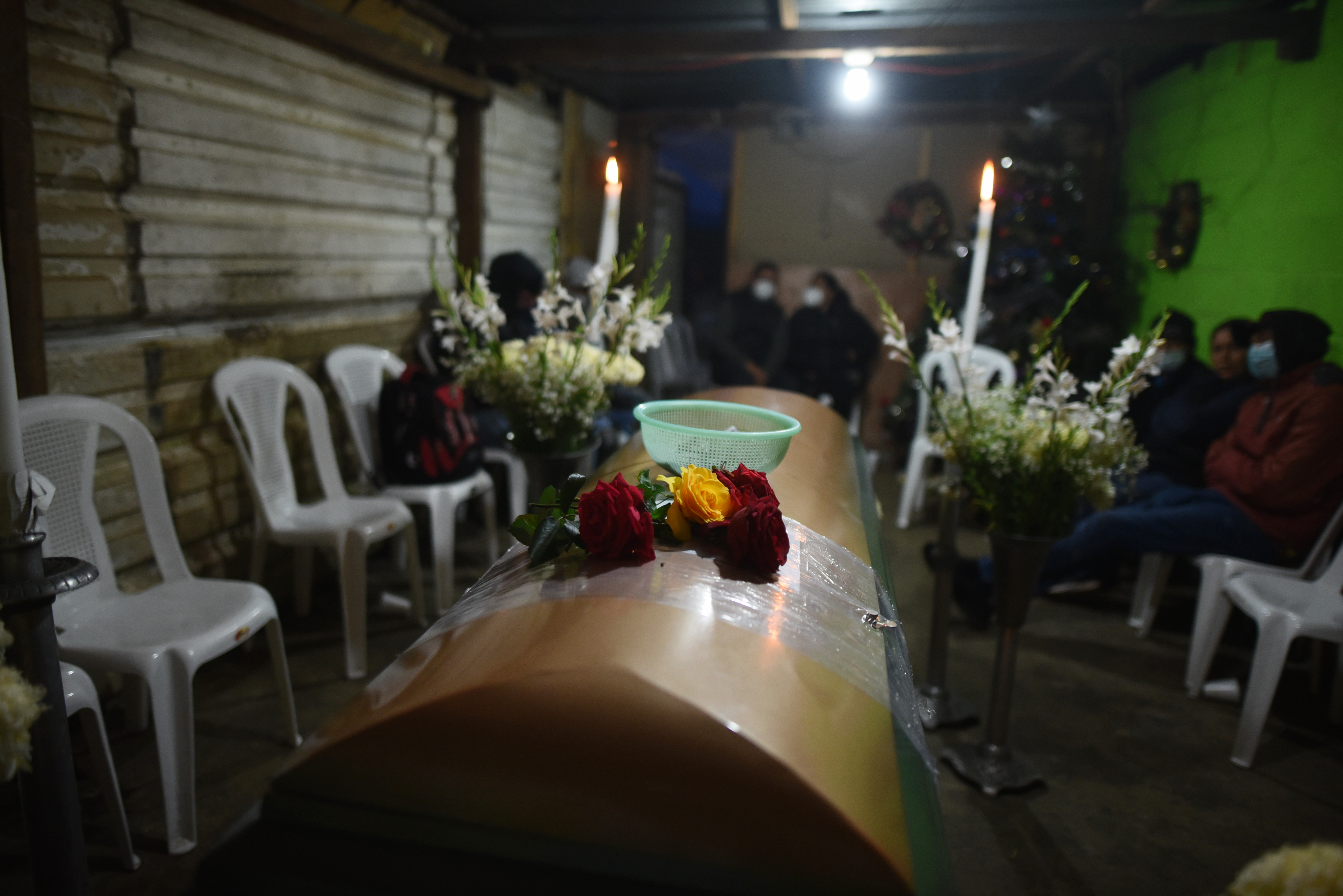 Familiares y amigos asisten al funeral de Daniel Arnulfo Pérez, migrante guatemalteco que murió en el accidente vial en Chiapas, México. Pérez era originario de El Tejar, Chimaltenango. (Foto Prensa Libre: EFE)