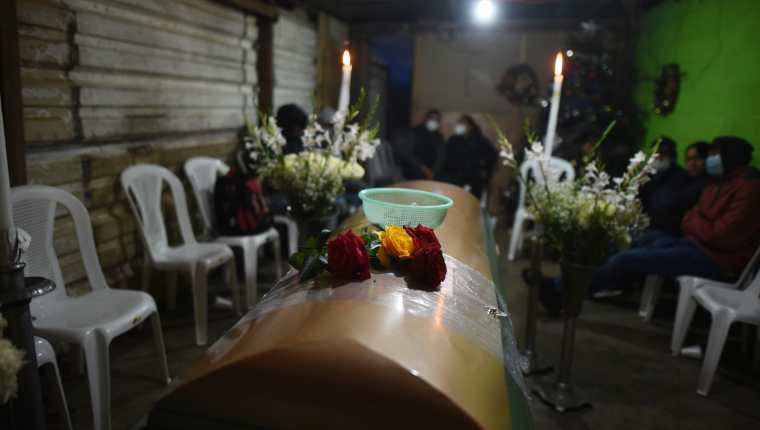 Familiares y amigos asisten al funeral de Daniel Arnulfo Pérez, migrante guatemalteco que murió en el accidente vial en Chiapas, México. Pérez era originario de El Tejar, Chimaltenango. (Foto Prensa Libre: EFE)