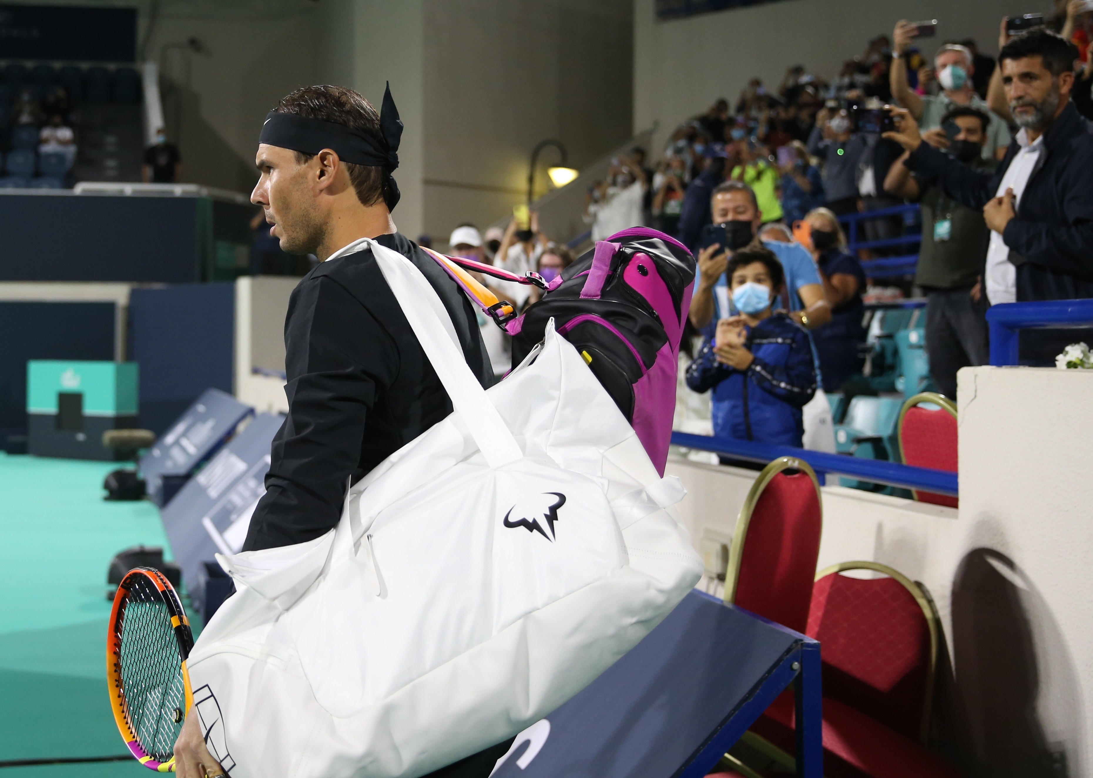 El tenista español Rafael Nadal of Spain llegando al partido contra Andy Murray en el Mubadala World Tennis Championship at en el International Tennis Centre, Zayed Sports City de Abu Dhabi el pasado 17 December. (Foto Prensa Libre: EFE)