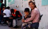 ACOMPAÑA CRÓNICA: MÉXICO CRISIS MIGRATORIA MEX1326. CIUDAD DE MÉXICO (MÉXICO), 20/12/2021.- Madres migrantes permanecen en el albergue "Casa del Peregrino" el 17 de diciembre de 2021 en Ciudad de México (México). Con un rostro tedioso agravado por las quemaduras del sol bajo sus ojos, Nancy observa a su hija jugar con otros niños del campamento. Es la primera vez que muchos sonríen desde que la caravana migrante, hoy acampada en Ciudad de México con un centenar de menores de edad, emprendió su travesía hacia Estados Unidos. EFE/José Méndez