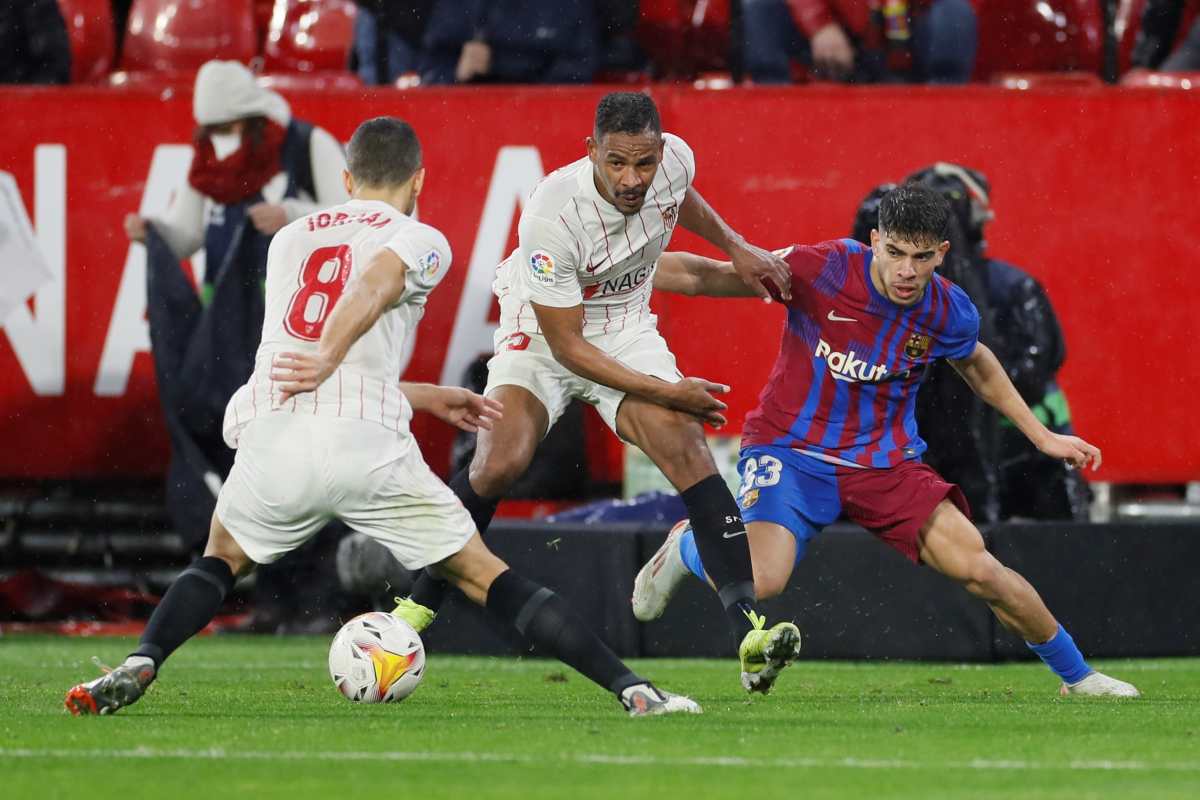 Un Sevilla en inferioridad sobrevive al Barcelona y salva un punto