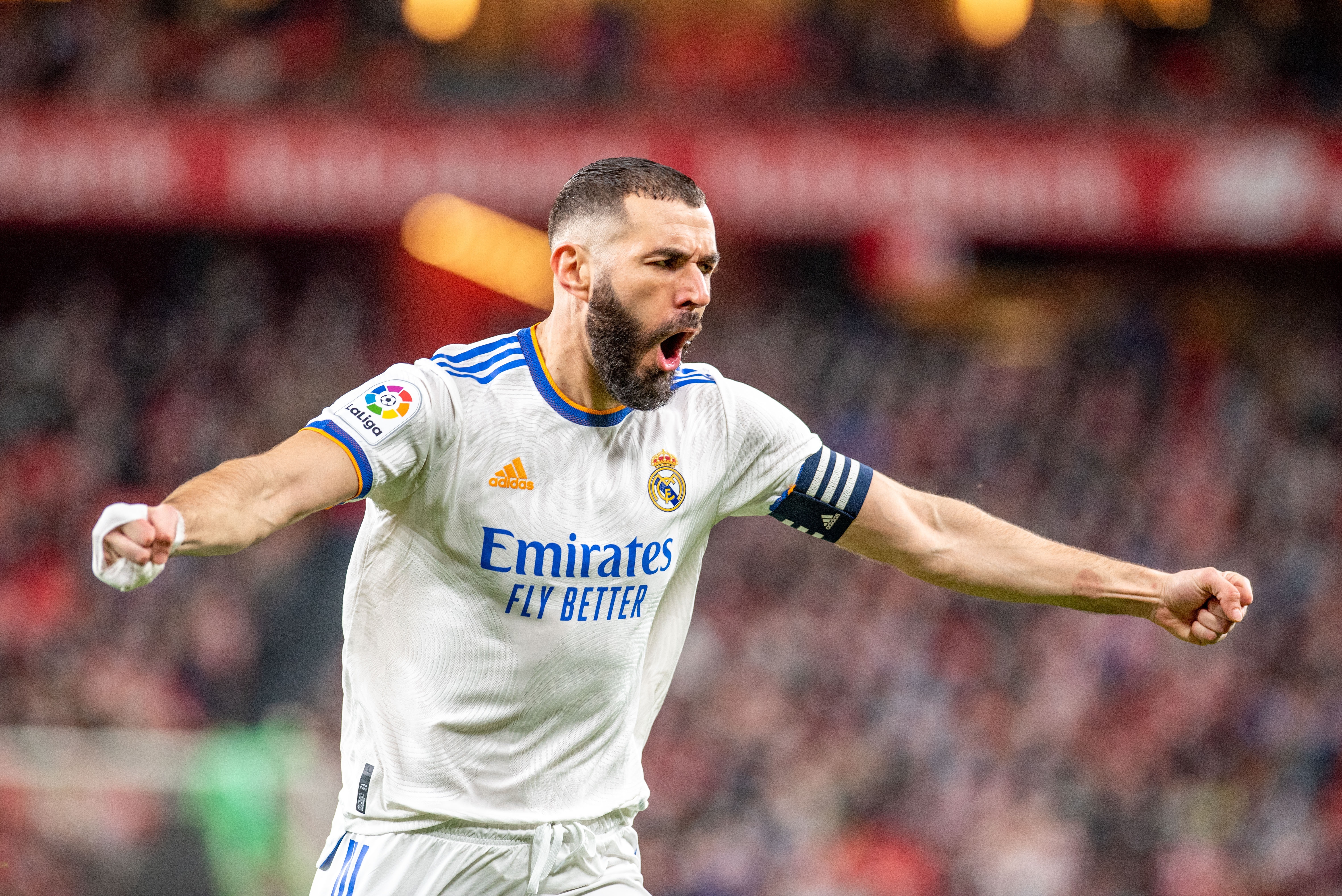 El delantero francés del Real Madrid Karim Benzema celebra tras marcar el 0-1 durante el partido ante el  Athletic de Bilbao disputado este miércoles 22 de diciembre en el estadio de San Mamés, en Bilbao. Foto Prensa Libre: EFE.