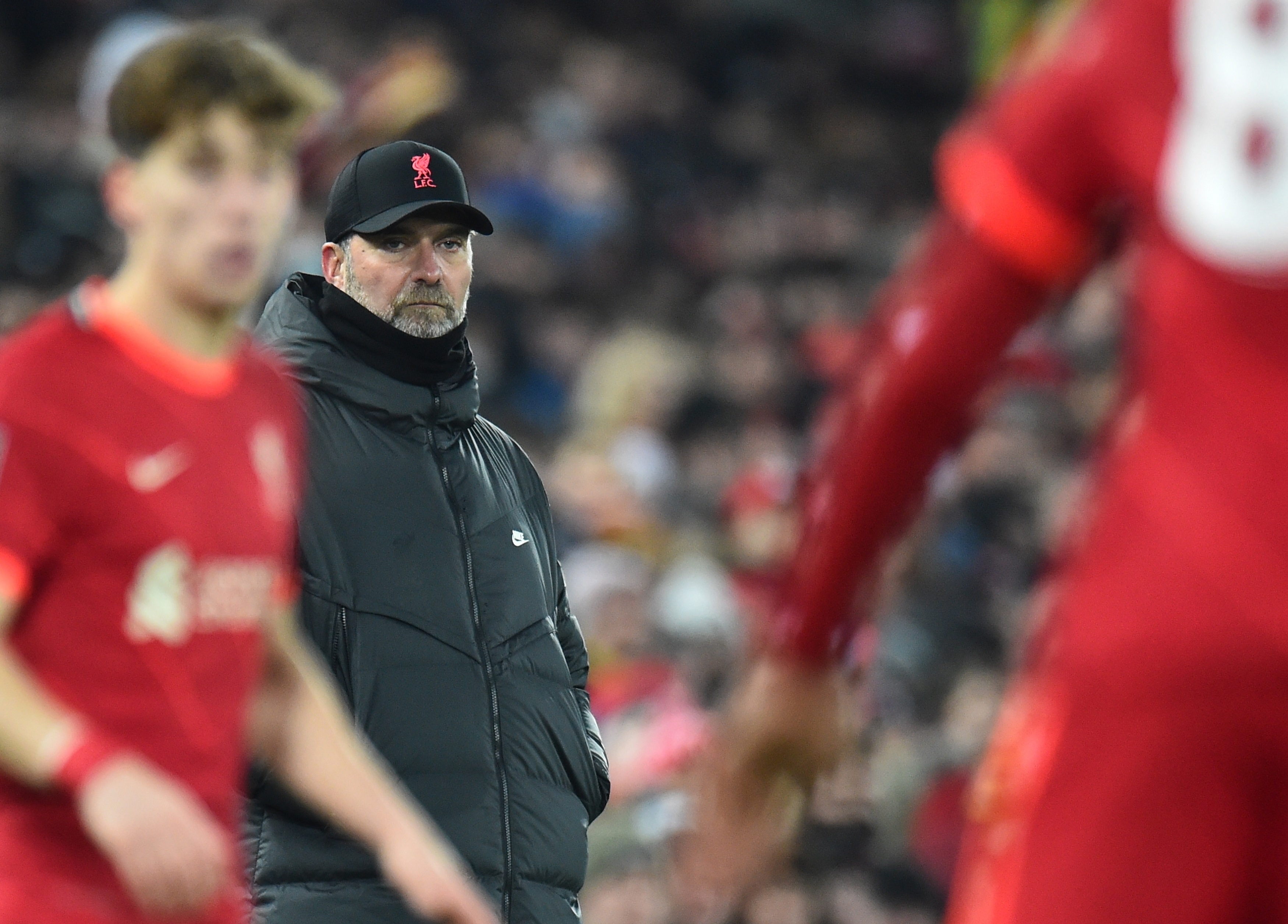 El partido del Liverpool, que dirige el entrenador alemán, Juergen Klopp, ante el Leeds, fue suspendido por el contagio masivo de covid-19 en jugadores. Foto Prensa Libre: EFE. 