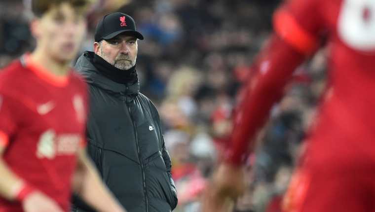 El partido del Liverpool, que dirige el entrenador alemán, Juergen Klopp, ante el Leeds, fue suspendido por el contagio masivo de covid-19 en jugadores. Foto Prensa Libre: EFE. 