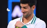 El tenista serbio Novak Djokovic reacciona ante una polilla durante la semifinal del Abierto de Australia ante el ruso Aslan Karatsev celebrada en Melbourne, Australia, el 18 de febrero de 2021. (Foto Prensa Libre: EFE)