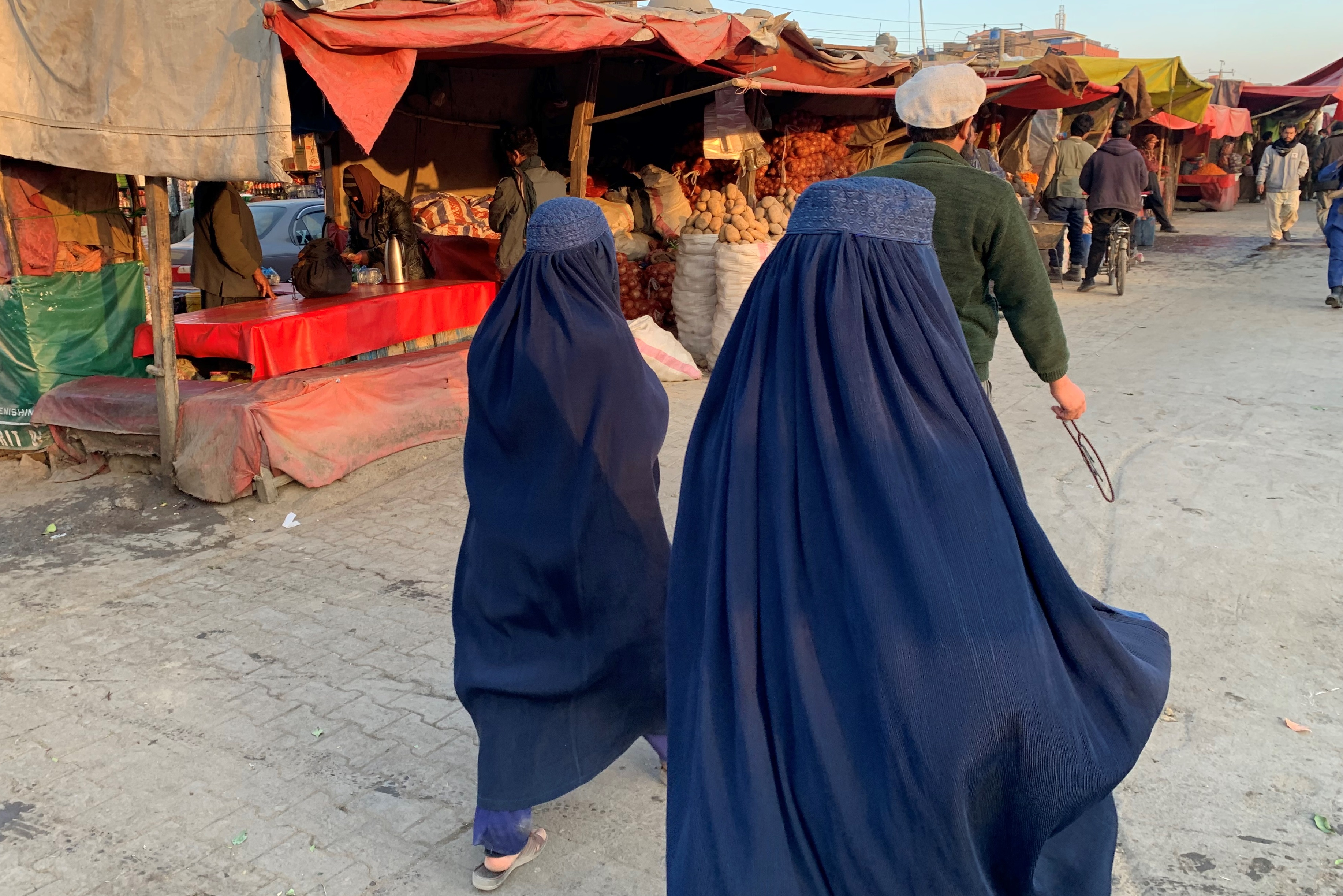 Dos mujeres caminan por el mercado de Kabul el pasado 11 de diciembre, previo a las nuevas medidas que restringen, aún más, los derechos de las mujeres. Fotografía: EFE.