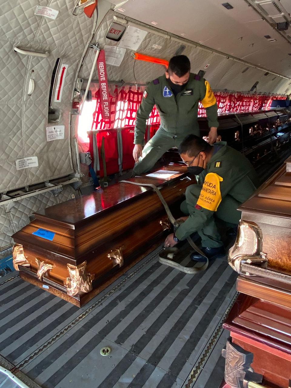 MEX1798. CIUDAD DE MÉXICO (MÉXICO), 30/12/2021.-Fotografía cedida por el Instituto Nacional de Migración, donde se observa a personal de aviación mexicana, durante el traslado de migrantes fallecidos en el estado de Chiapas, hoy, en Ciudad de México (México). Quince guatemaltecos que fallecieron en diciembre en un trágico accidente de tránsito que dejó 56 muertos en el estado mexicano de Chiapas fueron repatriados a su país en las últimas horas, informó este jueves la Fiscalía General de la República (FGR). EFE/ Instituto Nacional De Migración / SOLO USO EDITORIAL/ SOLO DISPONIBLE PARA ILUSTRAR LA NOTICIA QUE ACOMPAÑA (CRÉDITO OBLIGATORIO)