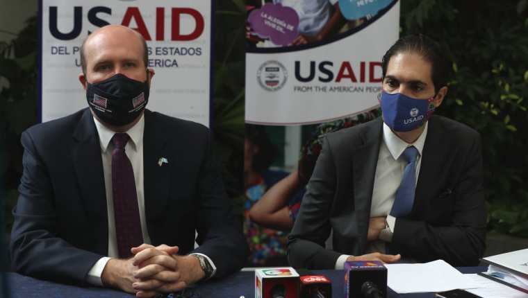 William Popp, embajador de EE. UU. en Guatemala, y Michael Camilleri, asesor principal de la administradora de Usaid, en conferencia de prensa. (Foto Prensa Libre: María Renée Barrientos)