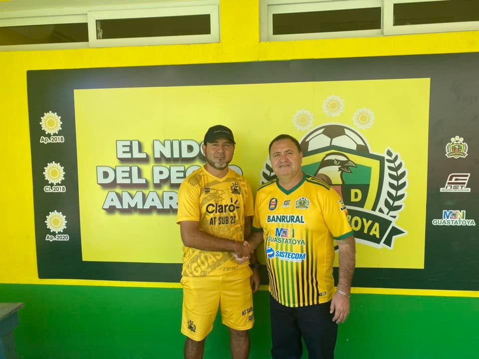 Omar Morales Ayala (I) será el entrenador interino de Guastatoya. El presidente del equipo oriental Jorge Antonio Orellana (d) publicó esta foto en su cuenta de Facebook. Foto Jorge Orellana.