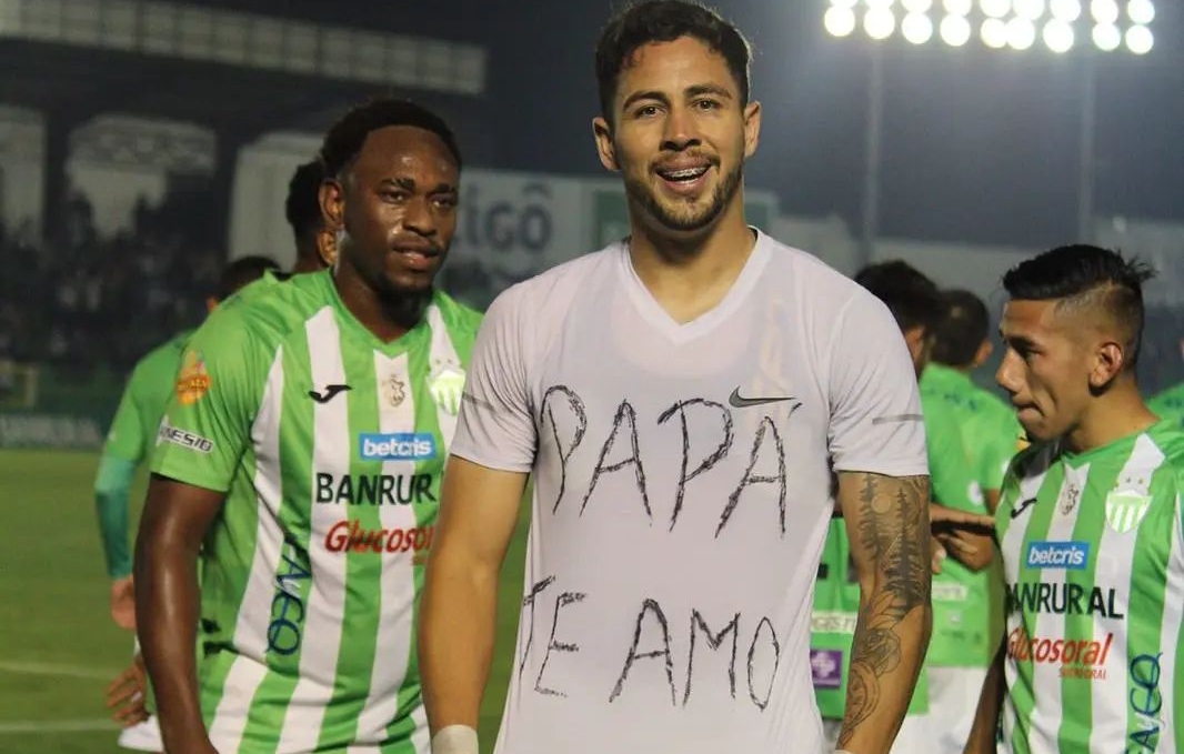El jugador de Antigua GFC Pedro Báez al momento de su festejo personal. (Foto Prensa Libre: Facebook)