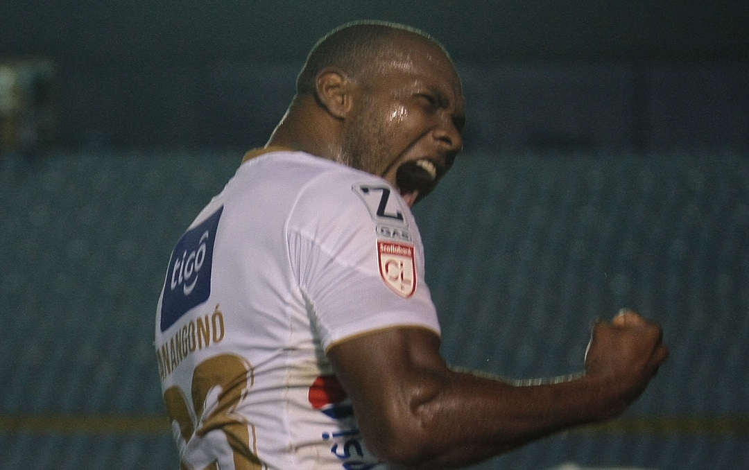 El jugador de Comunicaciones Juan Luis Anangonó celebrando al momento de su anotación a Iztapa. (Foto Prensa Libre: Facebook)