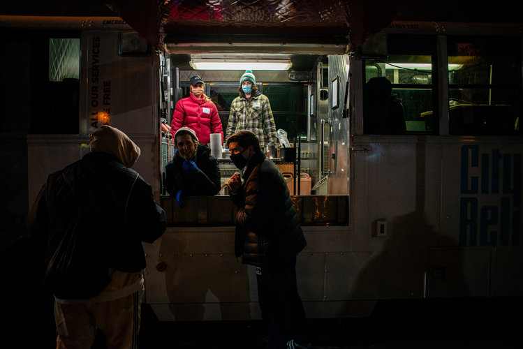 Voluntarios de City Relief distribuyen alimentos a la comunidad de personas sin techo de la ciudad en el Parque Peter Francisco en Newark, Nueva Jersey, el viernes 3 de diciembre de 2021. (Andrew Seng/The New York Times)