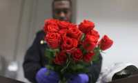 Decenas de miles de rosas fueron compradas por el Chapo para el funeral de su primogénito. (Foto: AFP)