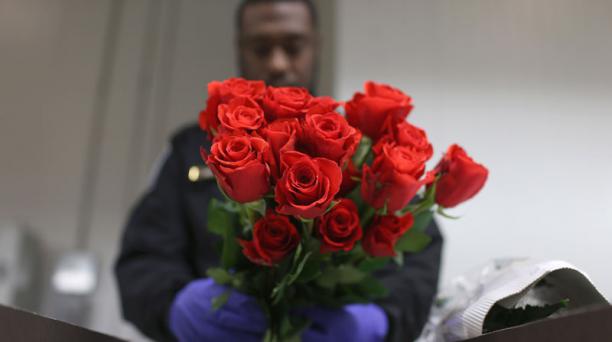 Decenas de miles de rosas fueron compradas por el Chapo para el funeral de su primogénito. (Foto: AFP)