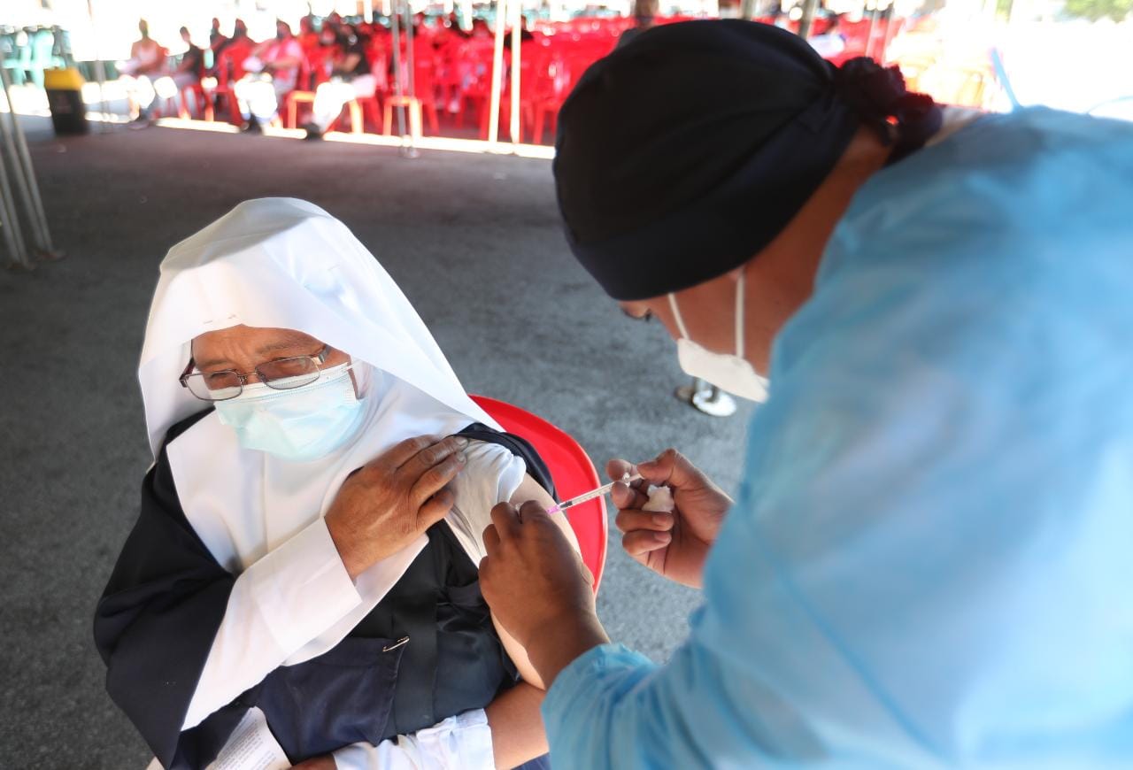 Varios puestos de vacunación funcionarán en la capital el 31 de diciembre y el 1 y 2 de enero próximos. (Foto Prensa Libre: María Renée Barrientos)
