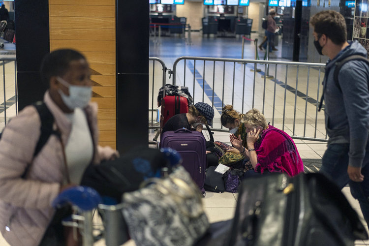 Viajeros varados en el Aeropuerto Internacional de Johannesburgo-Oliver Reginald Tambo, en Johannesburgo, el 27 de noviembre de 2021. (Foto Prensa Libre: Joao Silva / The New York Times).