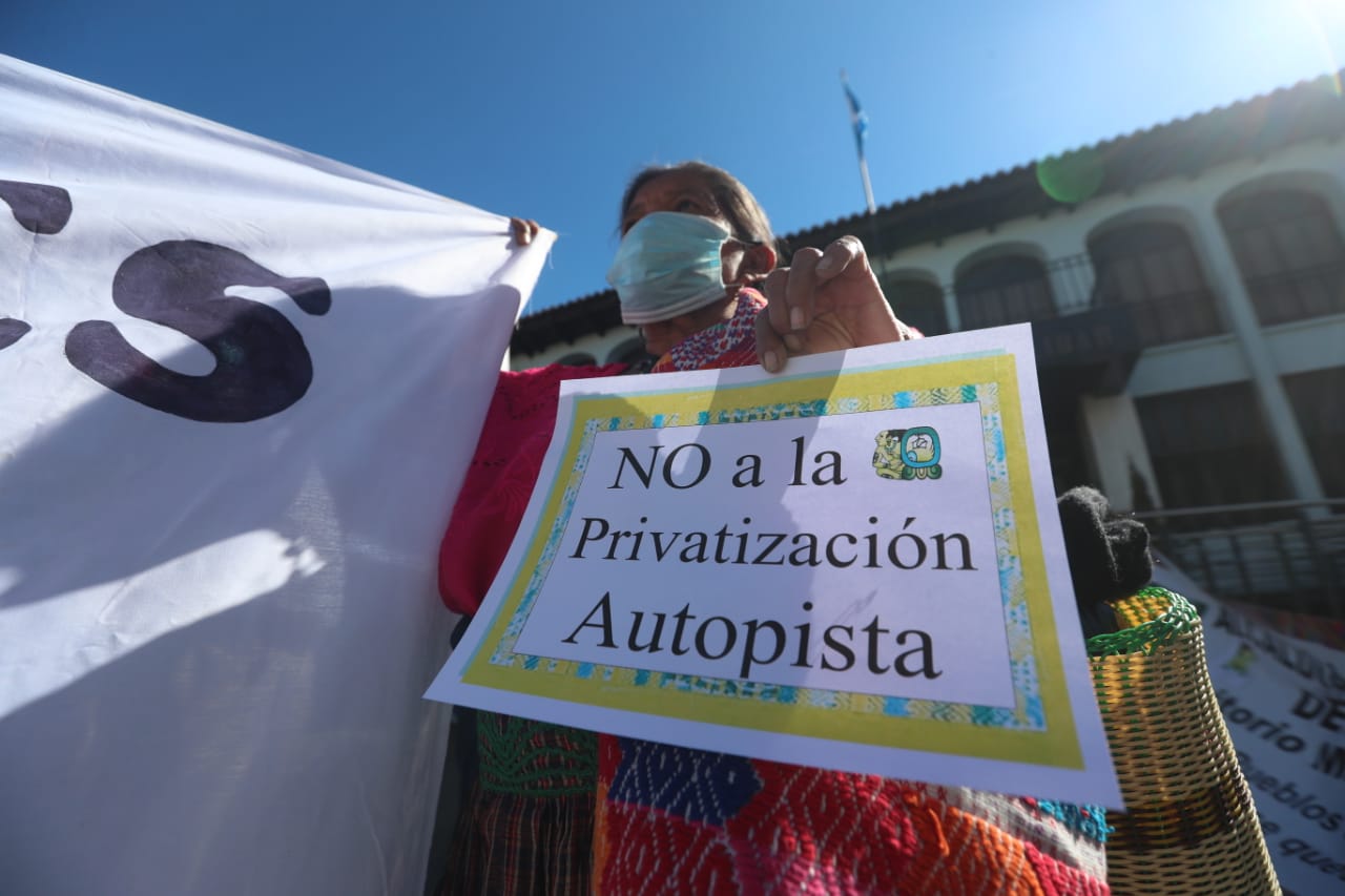 Representantes de comunidades de Escuintla protestaron este viernes frente a la CC porque se oponen a la construcción de una carretera con cobro de peaje entre la cabecera y Puerto Quetzal. (Foto Prensa Libre: Érick Ávila)