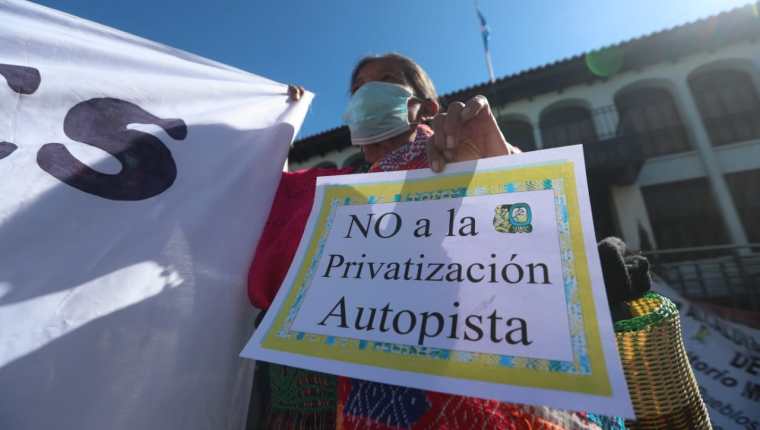 Representantes de comunidades de Escuintla protestaron este viernes frente a la CC porque se oponen a la construcción de una carretera con cobro de peaje entre la cabecera y Puerto Quetzal. (Foto Prensa Libre: Érick Ávila)