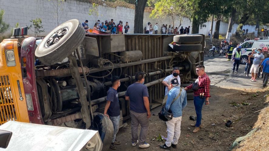 Bus que se accidentó en Bárcenas, Villa Nueva. (Foto Prensa Libre: Bomberos Municipales Departamentales)