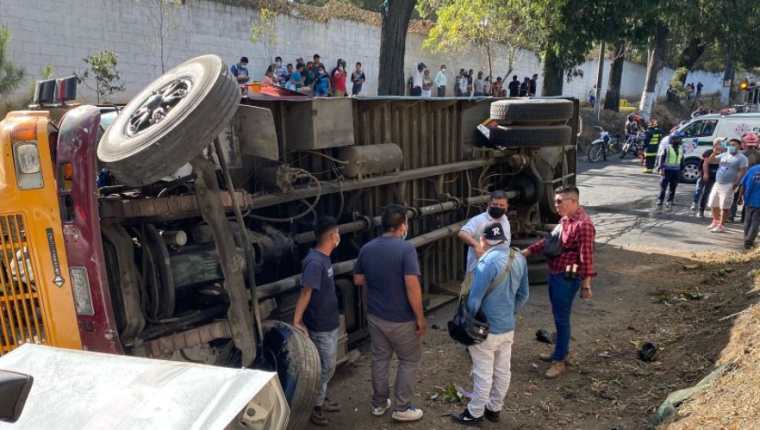 Bus que se accidentó en Bárcenas, Villa Nueva. (Foto Prensa Libre: Bomberos Municipales Departamentales)