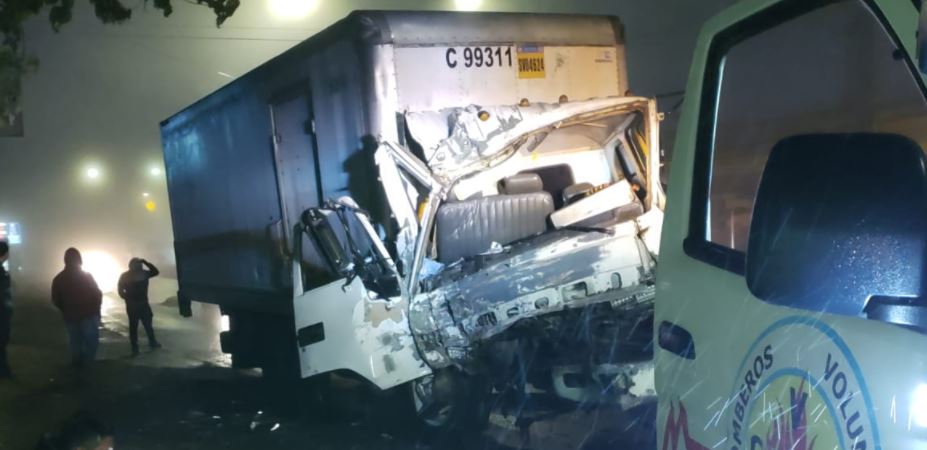 Accidente de tránsito en el kilómetro 14 de la ruta a El Salvador. (Foto Prensa Libre: Bomberos Voluntarios)