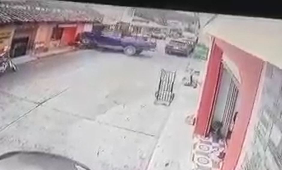 Momento del accidente en una de las calles de Malacatancito, Huehuetenango. (Foto Prensa Libre: Tomada del video de Chilero es Huehue)