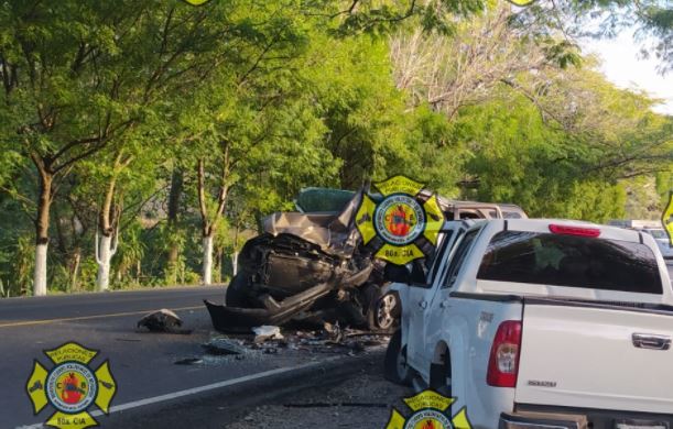 Dos personas murieron en accidente de tránsito en Asunción Mita. (Foto Prensa Libre: Bomberos Voluntarios)