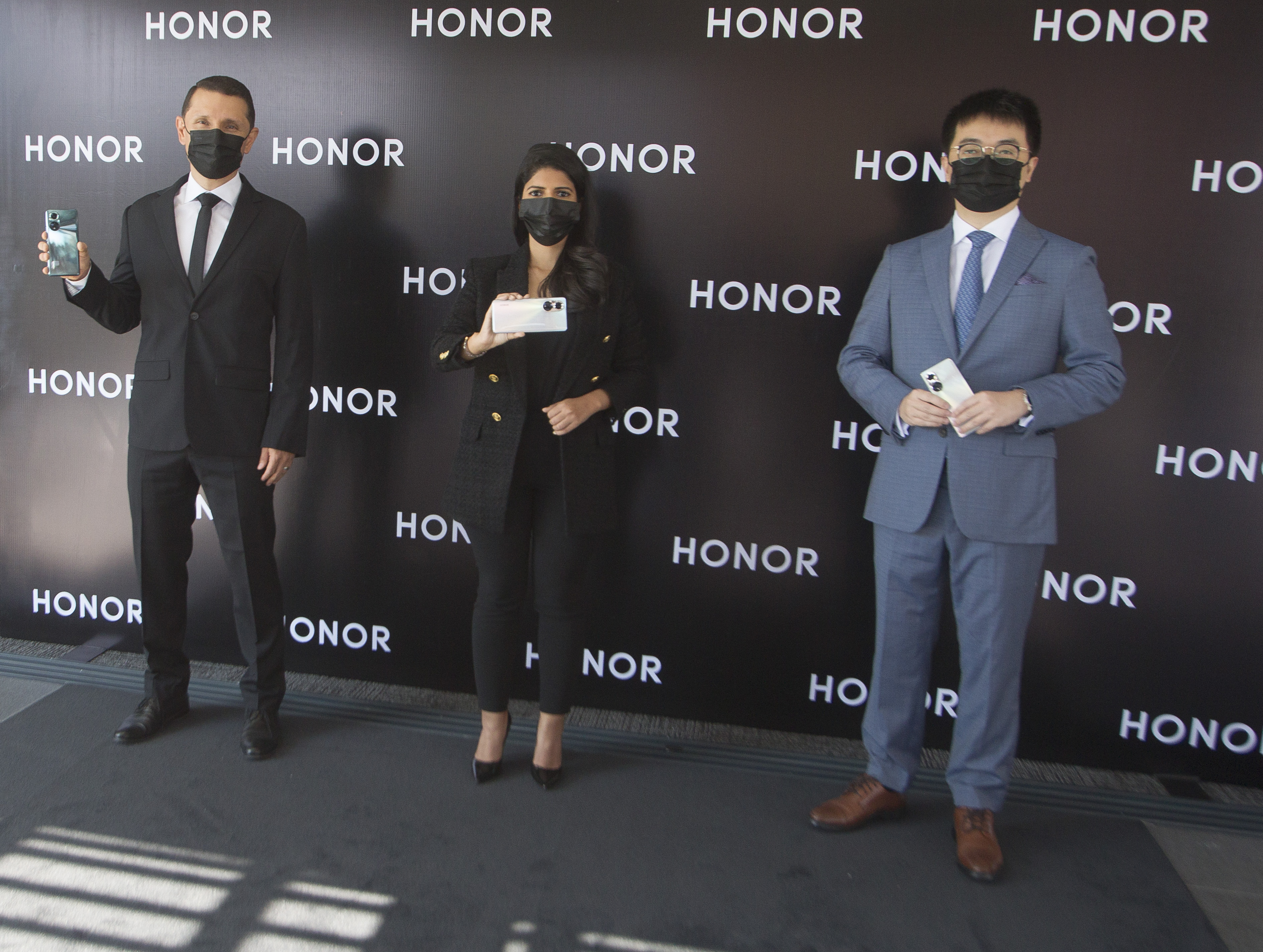 Charles Xu, presidente de HONOR Centroamérica, Ana Grimaldo, directora de mercadeo y relaciones públicas de HONOR Centroamérica y Cristian Ruiz, director comercial para canales abiertos de HONOR Centroamérica. Foto Prensa Libre: Norvin Mendoza