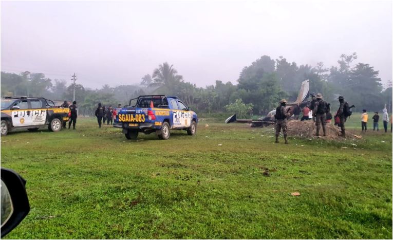 Unidades militares y elementos de la PNC custodian la aeronave localizada en Quiché. (Foto Prensa Libre: Ejército de Guatemala)