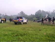 Unidades militares y elementos de la PNC custodian la aeronave localizada en Quiché. (Foto Prensa Libre: Ejército de Guatemala)