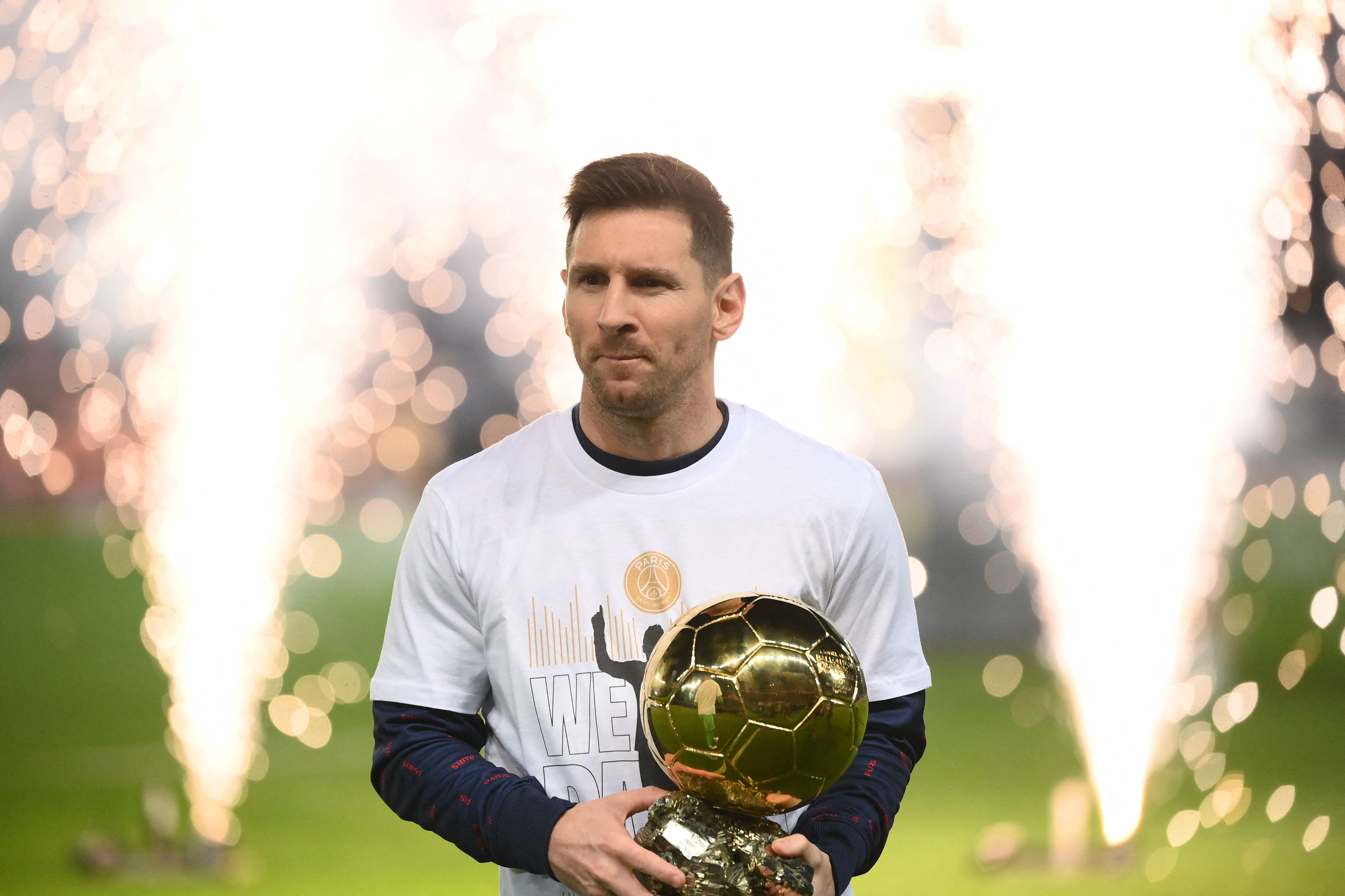 El delantero argentino del PSG, Lionel Messi, presentó ante la afición en el Parque de los Príncipes de Balón de Oro que recién ganó el 29 de noviembre. Foto Prensa Libre: AFP.