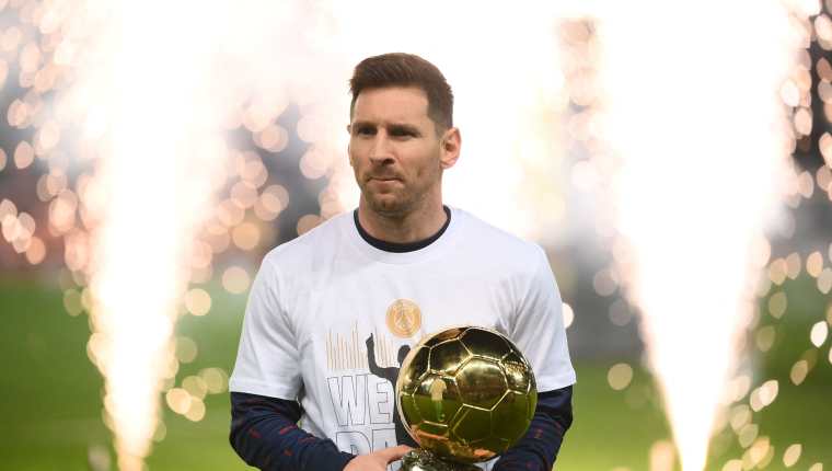 El delantero argentino del PSG, Lionel Messi, presentó ante la afición en el Parque de los Príncipes de Balón de Oro que recién ganó el 29 de noviembre. Foto Prensa Libre: AFP.