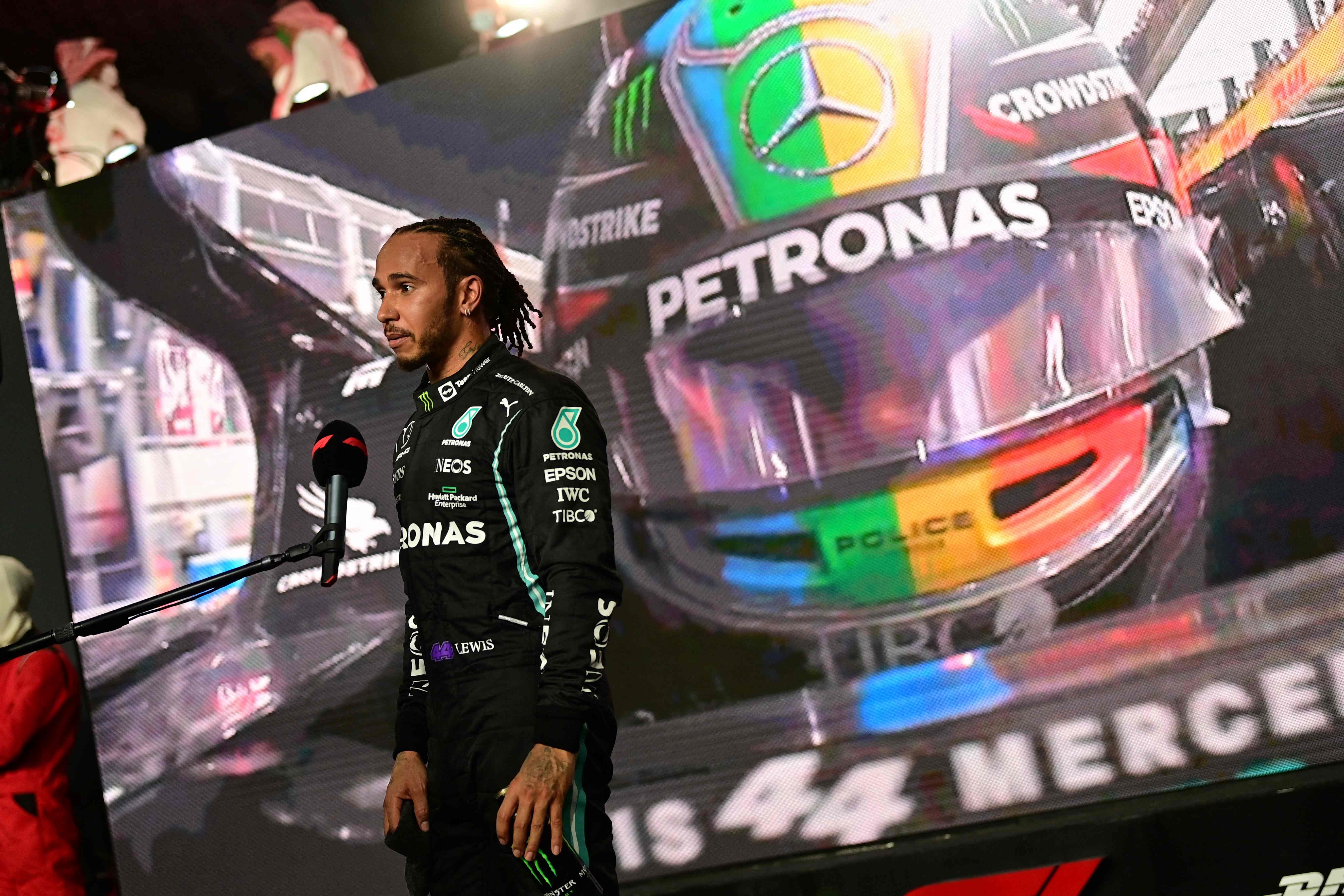 El piloto de Mercedes Lewis Hamilton habla con la prensa después de ganar el GP de Arabia Saudí. (Foto Prensa Libre: AFP)
