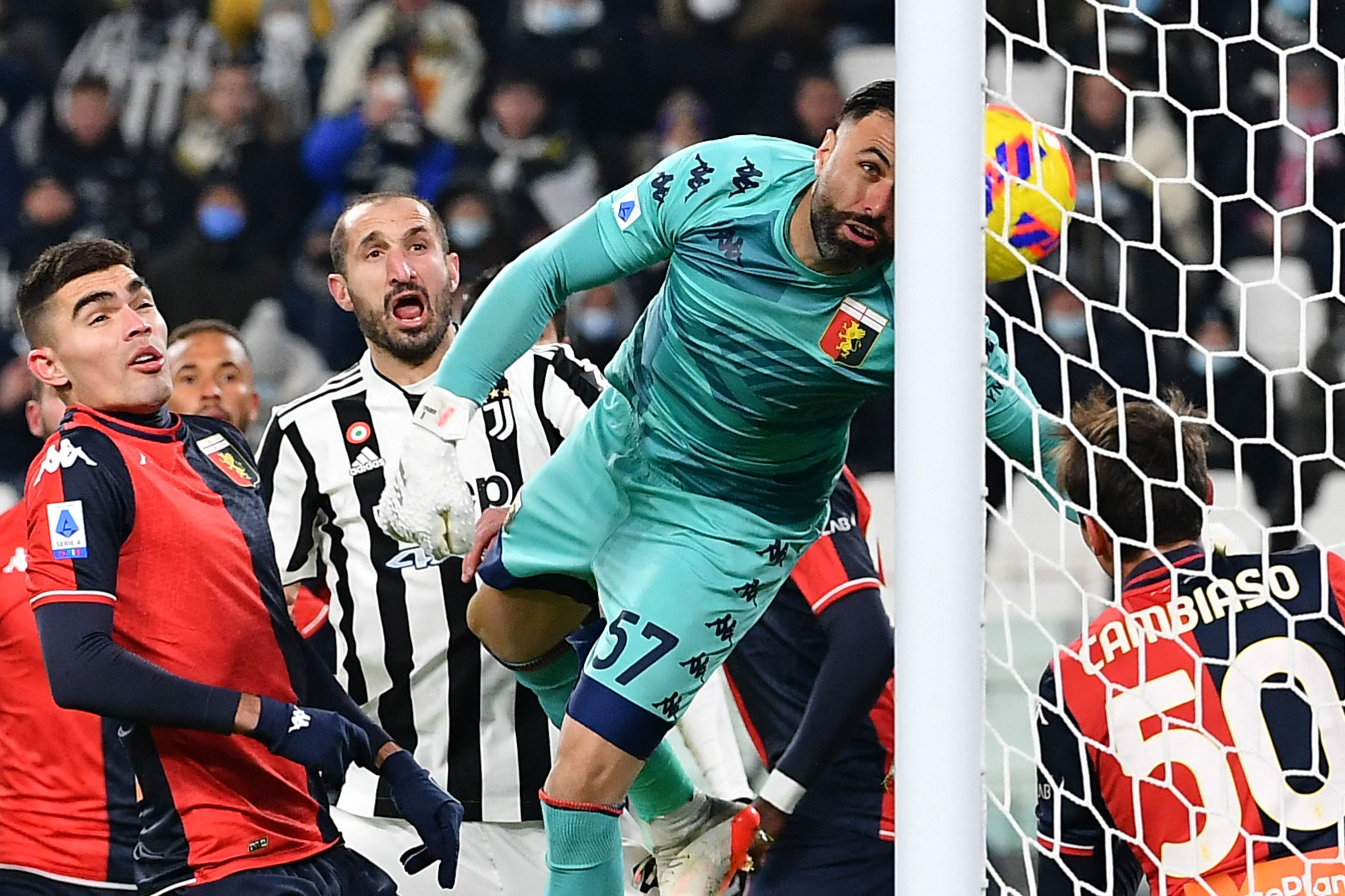El defensa del Genoa Johan Vazquez, junto al zaguero de Juventus Giorgio Chiellini enfrentándose el 5 de diciembre. (Foto Prensa Libre: AFP)