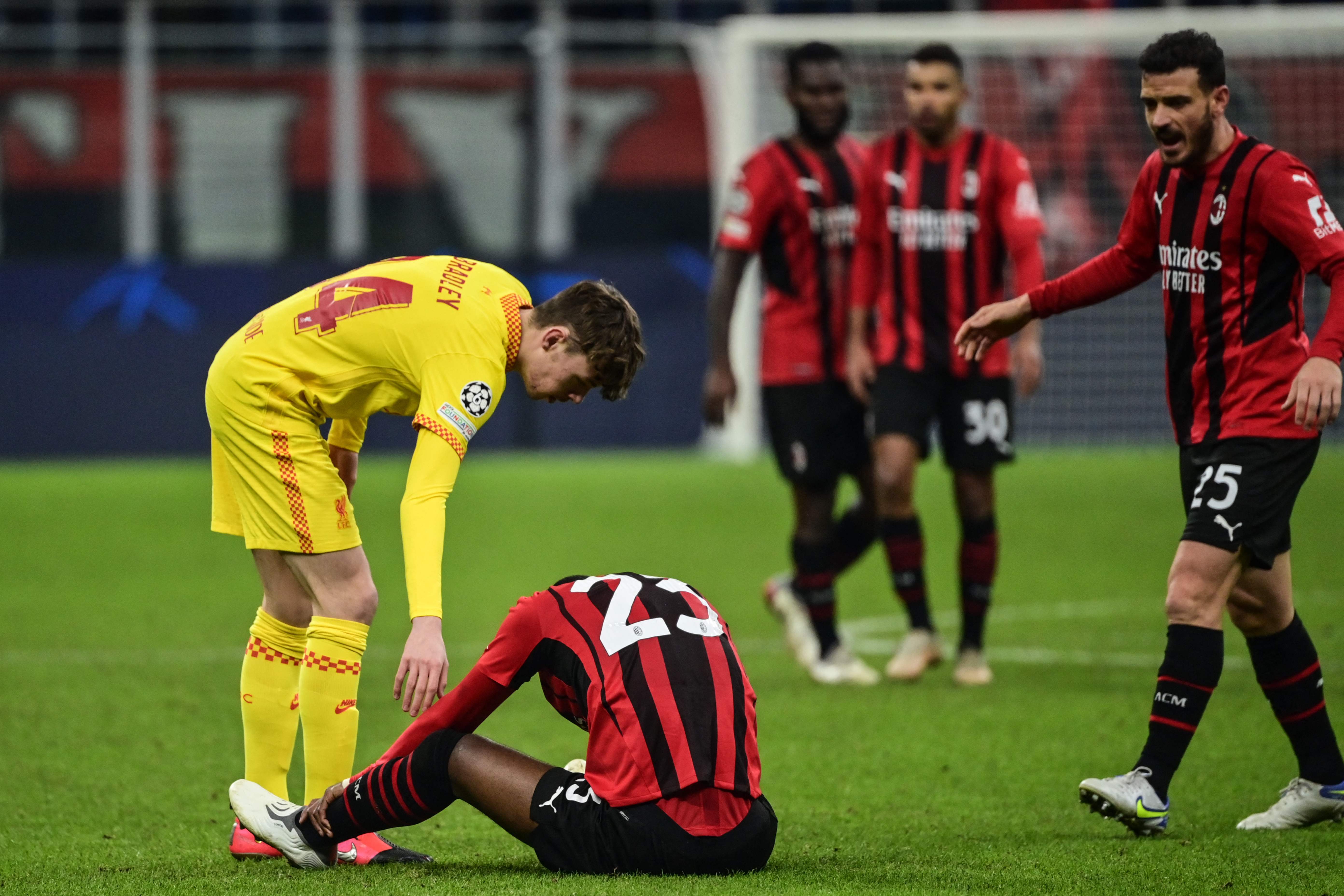 Los jugadores del AC Milán lamentaron la eliminación al final del juego. (Foto Prensa Libre: AFP)
