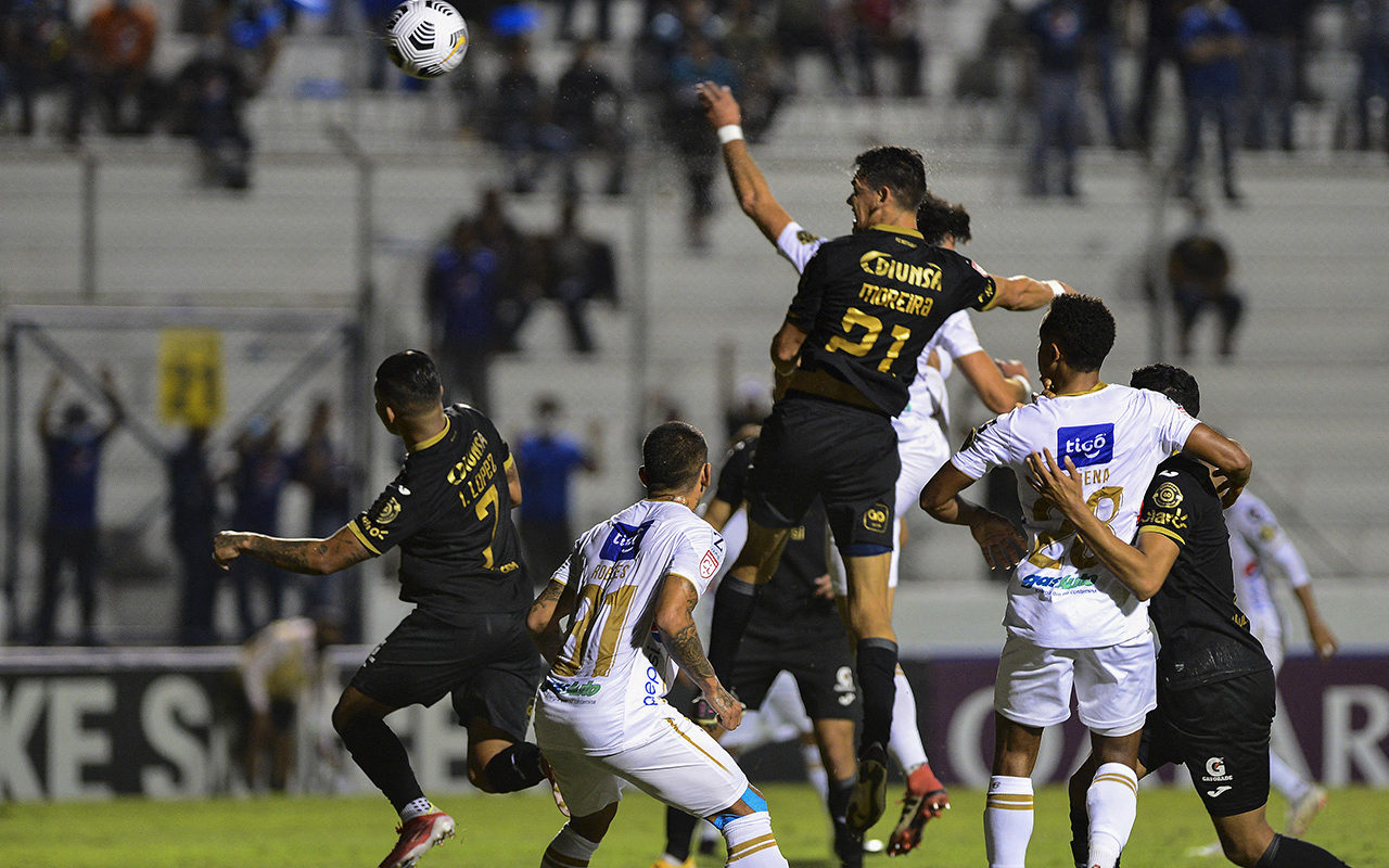 Comunicaciones y Motagua se enfrentarán el próximo martes para definir la corona de la Liga Concacaf. (Foto Prensa Libre: AFP).
