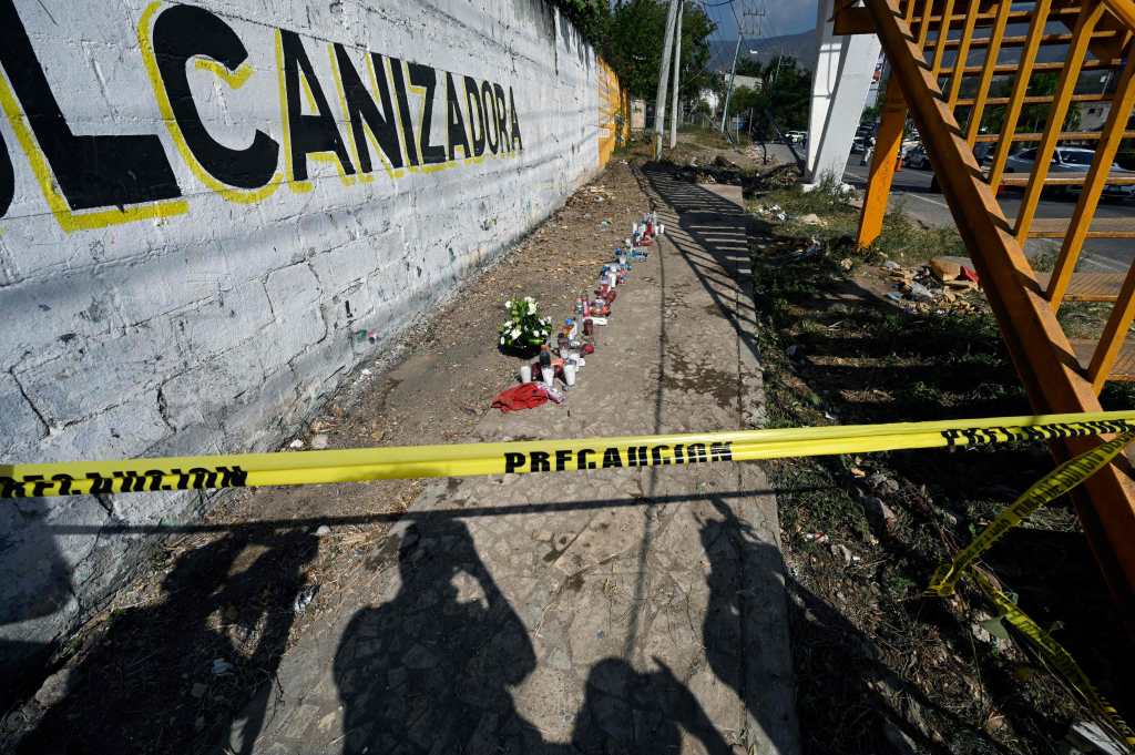 Vecinos colocan velas en el lugar de la tragedia en Chiapas. (Foto Prensa Libre: AFP)
