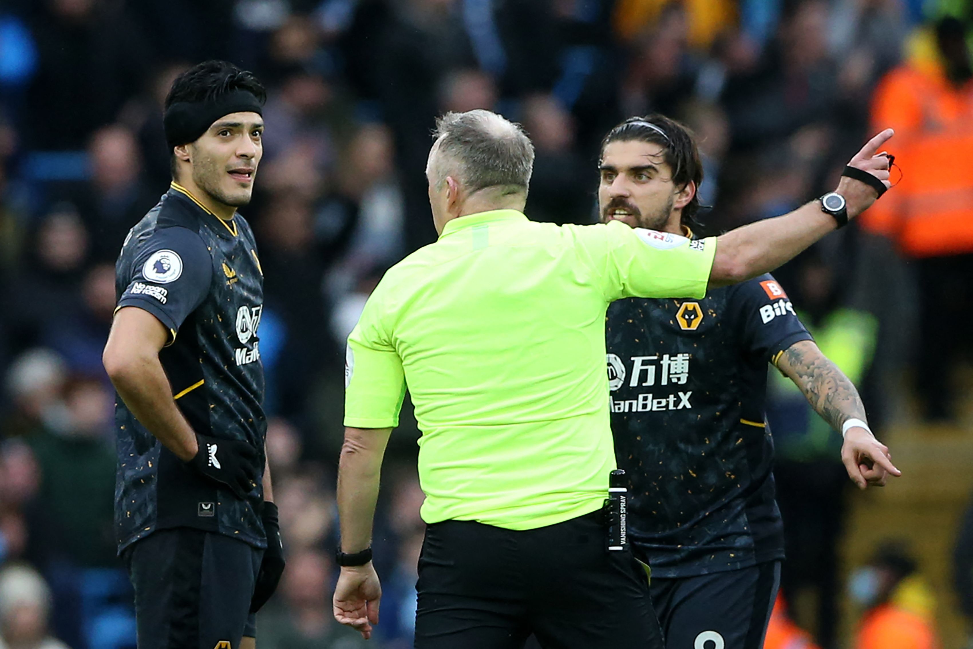 El delantero del Wolverhampton Wanderers Raul Jimenez (I) recibe la roja después de dos amarillas ante el Manchester City en el Etihad Stadium. (Foto Prensa Lire: AFP)