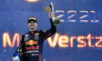 El campeón de FIA Formula One World Champion, piloto de Red Bull Max Verstappen celebra en el podio de Yas Marina Circuit después del GP de Abu Dhabi. (Foto Prensa Libre: AFP)